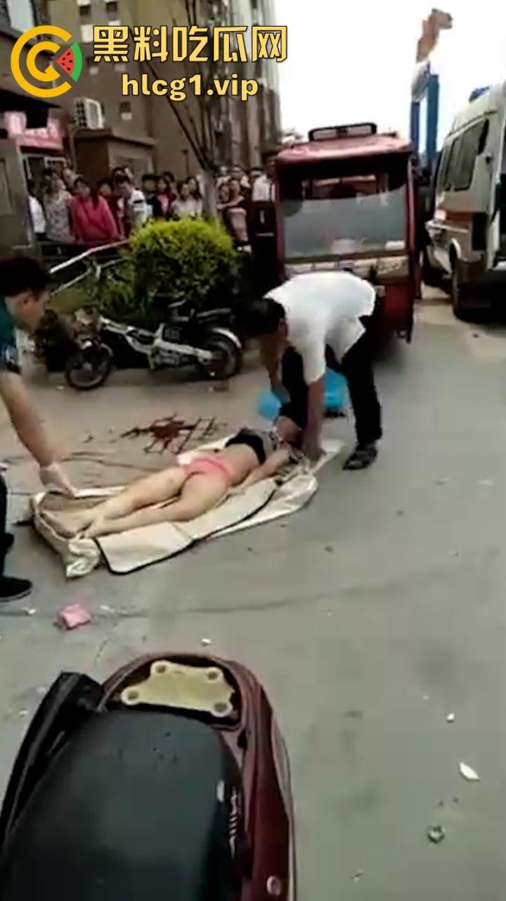 江苏无锡誉龙湖滨小区天台一对男女偷情约炮 男子后入式冲天炮 直接将爽翻天女子顶的坠楼死亡！  第9张