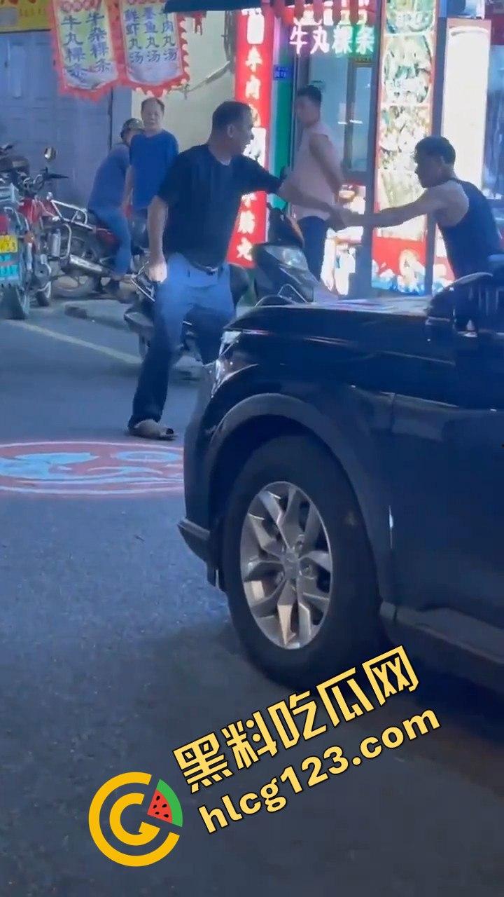 背心哥PK摩托车选手！见一次打一次，背心哥为何如此讨厌摩托车手？  第4张