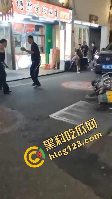 背心哥PK摩托车选手！见一次打一次，背心哥为何如此讨厌摩托车手？  第5张