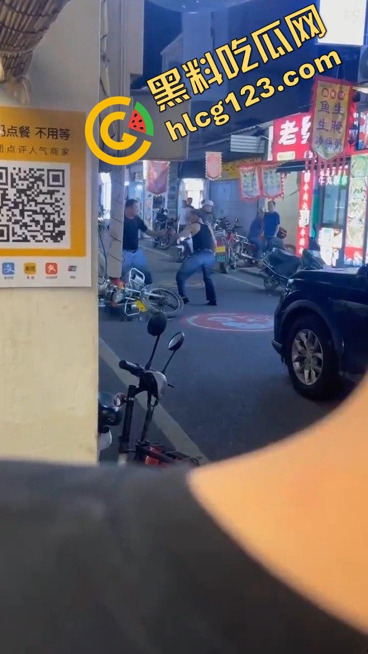 背心哥PK摩托车选手！见一次打一次，背心哥为何如此讨厌摩托车手？  第6张