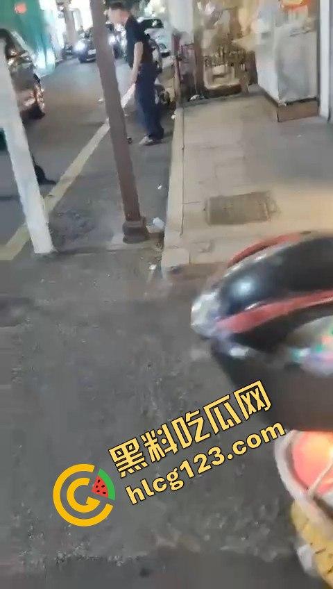 背心哥PK摩托车选手！见一次打一次，背心哥为何如此讨厌摩托车手？  第7张