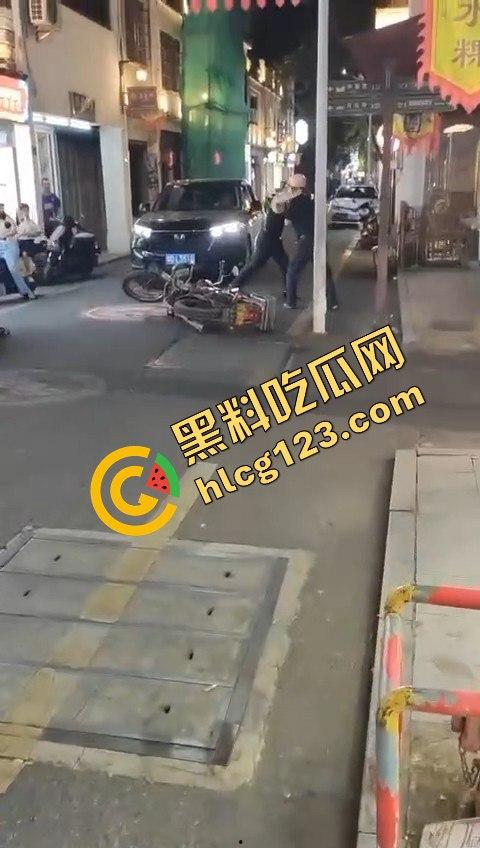 背心哥PK摩托车选手！见一次打一次，背心哥为何如此讨厌摩托车手？  第8张