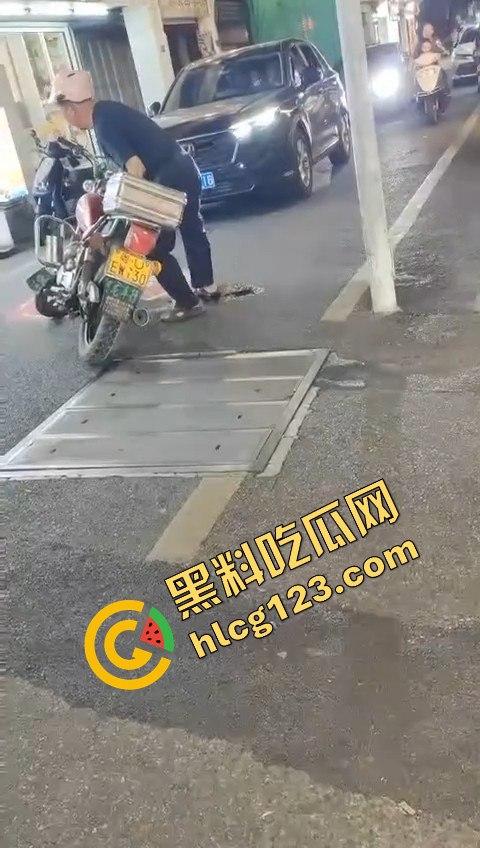 背心哥PK摩托车选手！见一次打一次，背心哥为何如此讨厌摩托车手？  第9张