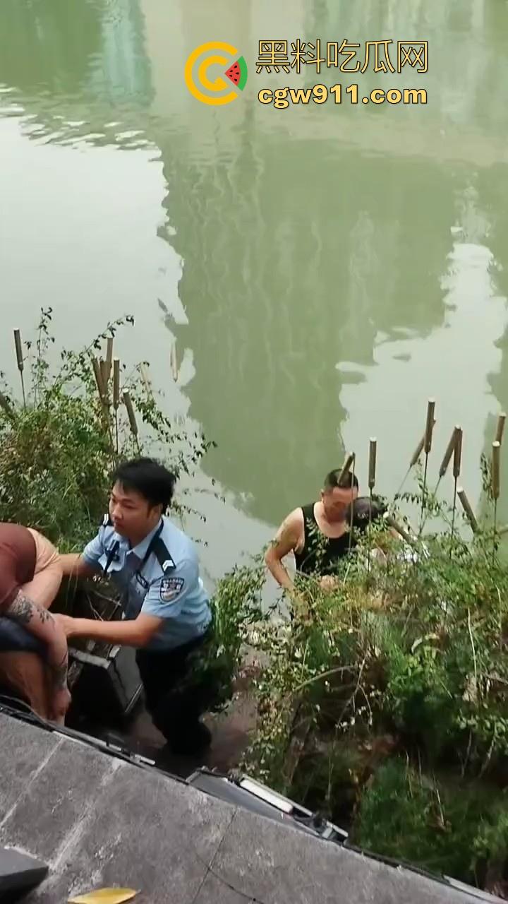 四川成都性感微胖姑娘年纪轻轻跳河，却被好心人救上来，感觉像为情所伤，大妈都纷纷围观！  第1张