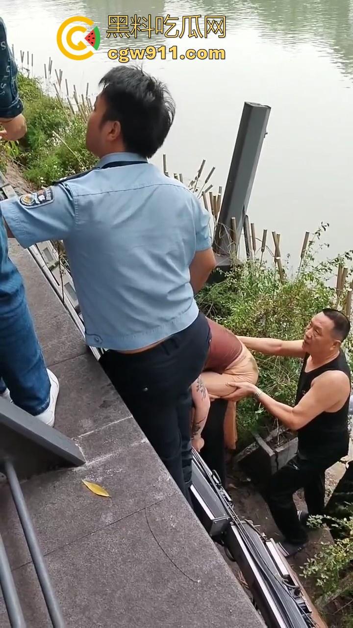 四川成都性感微胖姑娘年纪轻轻跳河，却被好心人救上来，感觉像为情所伤，大妈都纷纷围观！  第2张