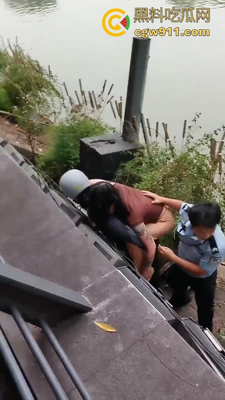 四川成都性感微胖姑娘年纪轻轻跳河，却被好心人救上来，感觉像为情所伤，大妈都纷纷围观！  第3张