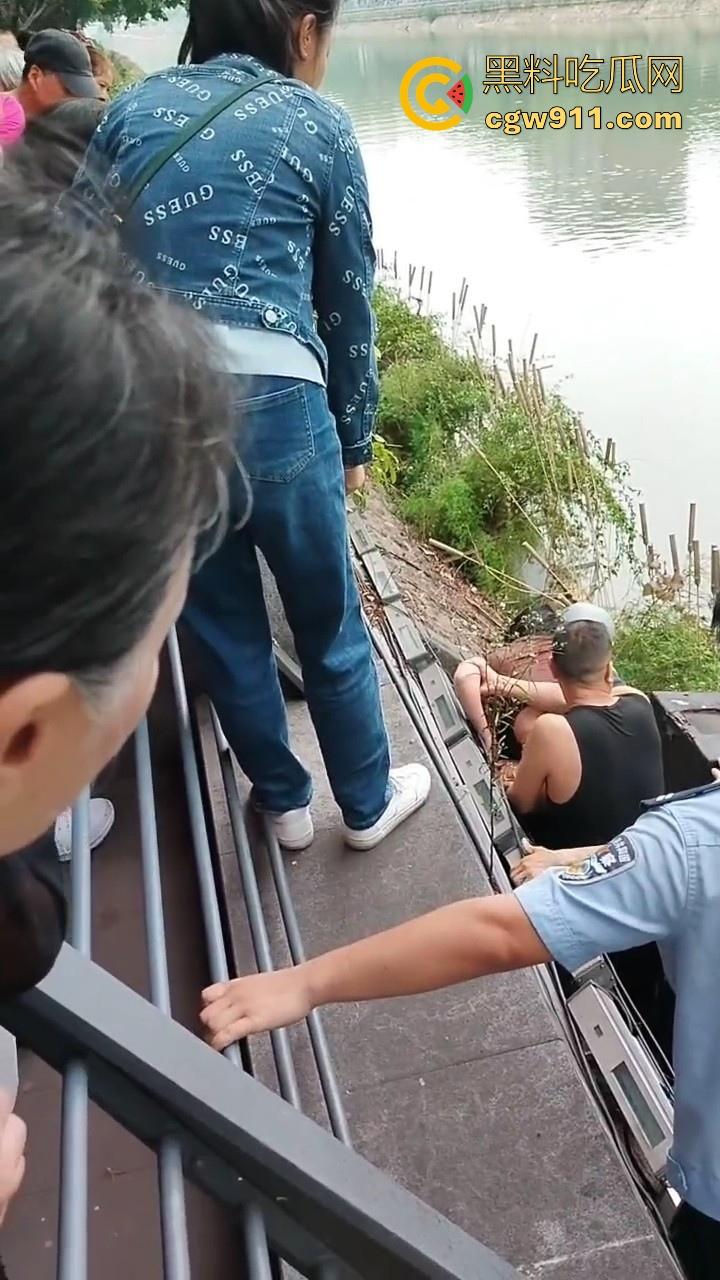 四川成都性感微胖姑娘年纪轻轻跳河，却被好心人救上来，感觉像为情所伤，大妈都纷纷围观！  第4张