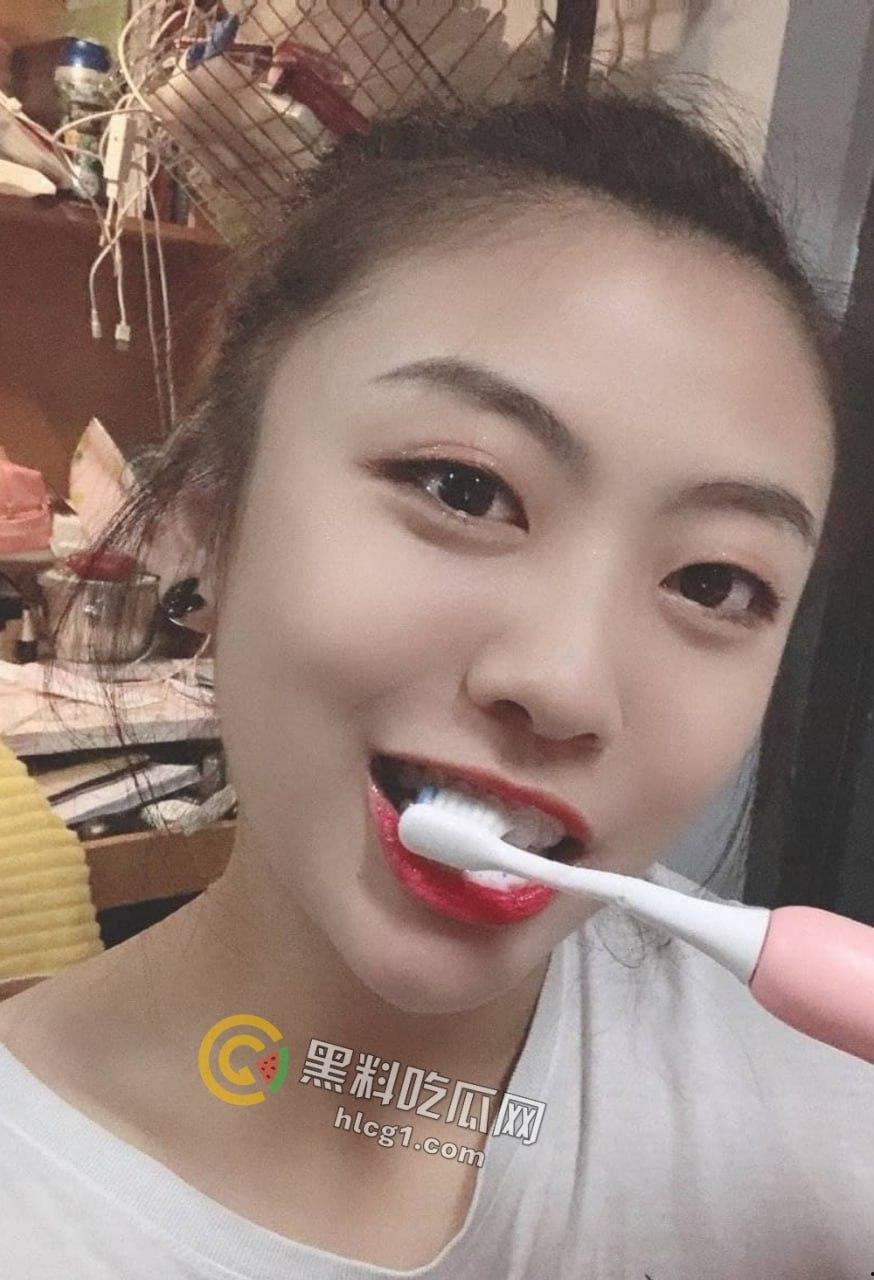 山航机长「何娜娜」原地干拔起飞，只为赶回去吃男友鸡巴，躺卧口爆视频被曝出！  第10张