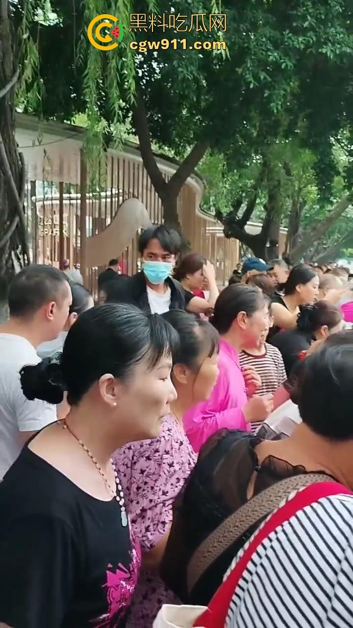 四川成都性感微胖姑娘年纪轻轻跳河，却被好心人救上来，感觉像为情所伤，大妈都纷纷围观！  第5张