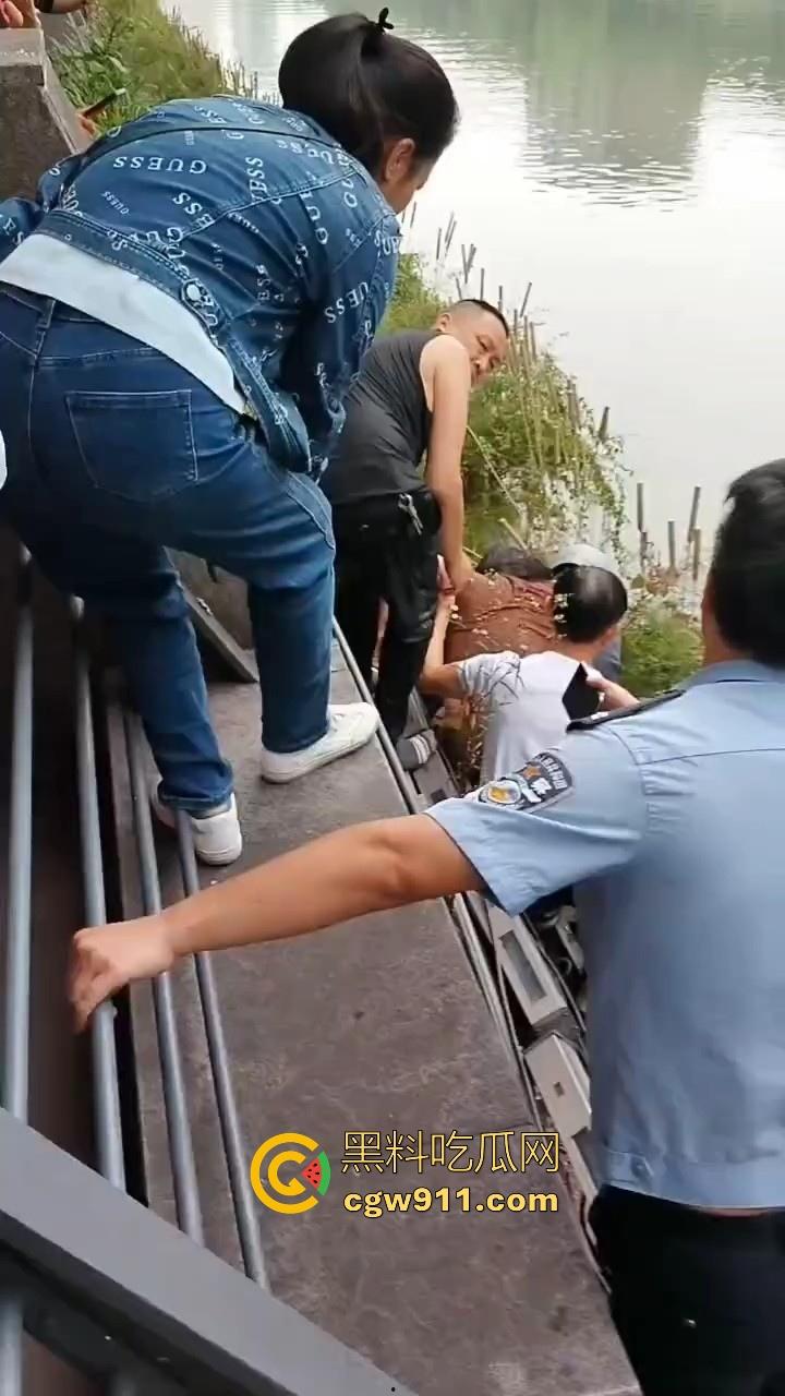 四川成都性感微胖姑娘年纪轻轻跳河，却被好心人救上来，感觉像为情所伤，大妈都纷纷围观！  第6张