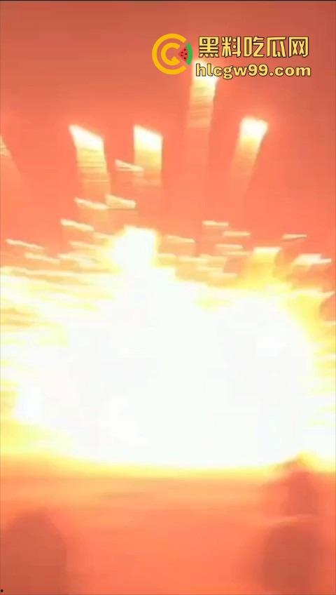 烟花爆炸翻车，观众变成靶子，本来看烟花秀，结果被烟花秀了一脸，慢一步直接喷成烟火人！  第3张