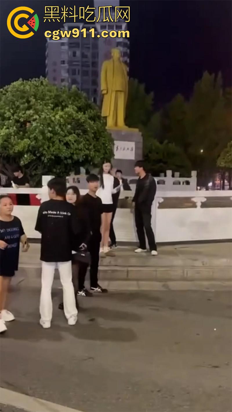 江西赣州第七中学，精神小伙小妹发生口角，叫人斗殴持砍刀砍人，警方和120急救人员陆续赶到，现场多人受伤。  第1张