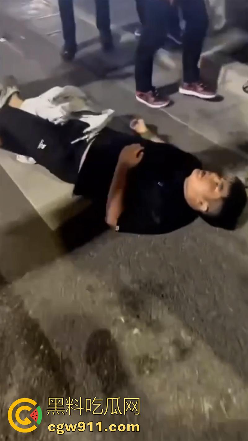 江西赣州第七中学，精神小伙小妹发生口角，叫人斗殴持砍刀砍人，警方和120急救人员陆续赶到，现场多人受伤。  第2张