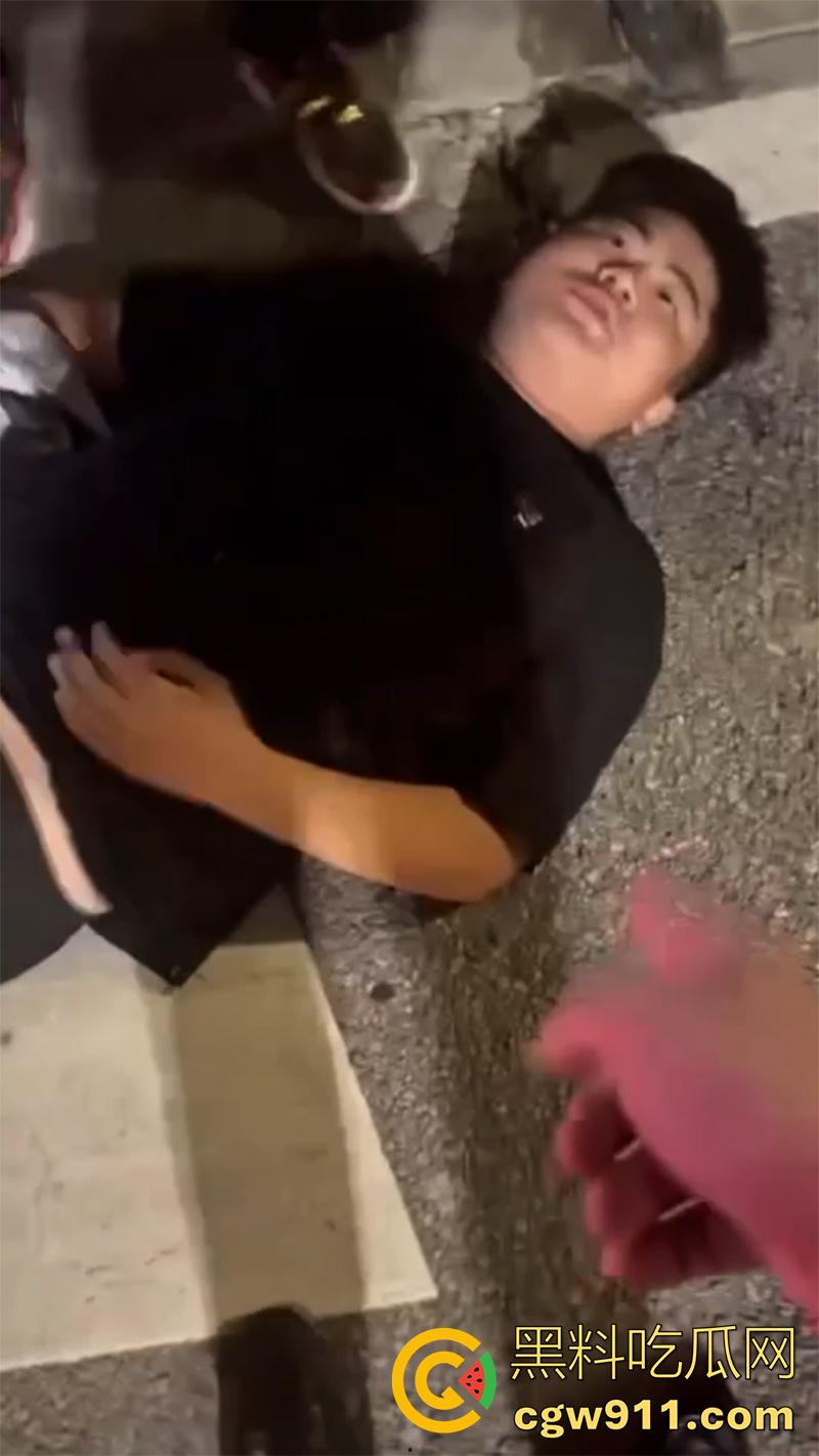 江西赣州第七中学，精神小伙小妹发生口角，叫人斗殴持砍刀砍人，警方和120急救人员陆续赶到，现场多人受伤。  第3张