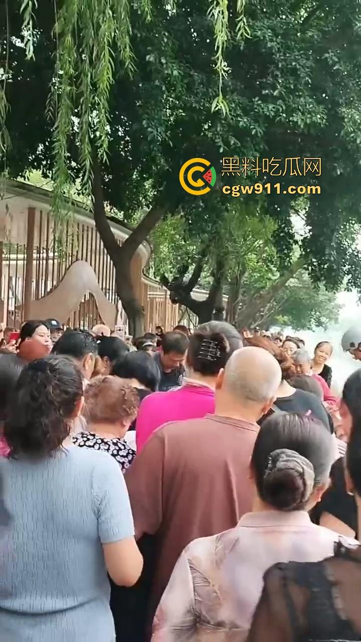 四川成都性感微胖姑娘年纪轻轻跳河，却被好心人救上来，感觉像为情所伤，大妈都纷纷围观！  第8张