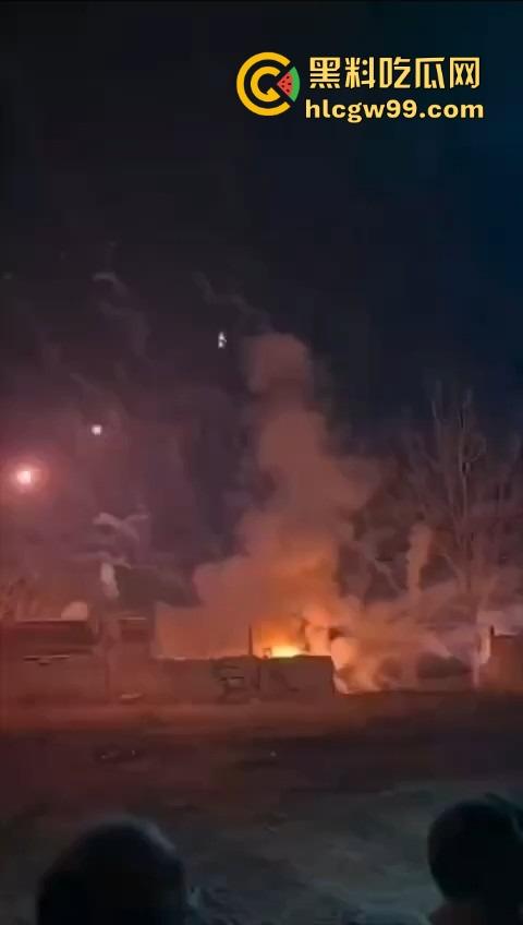 烟花爆炸翻车，观众变成靶子，本来看烟花秀，结果被烟花秀了一脸，慢一步直接喷成烟火人！  第5张