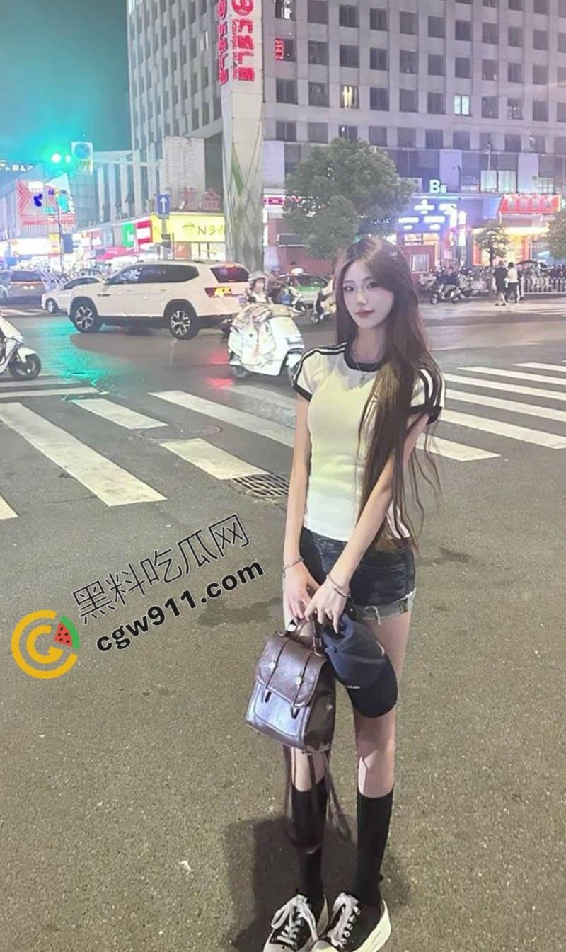 广西柳州大长腿美女【刘璐】成富二代胯下母狗！戴黑皮项圈深喉服侍，翘臀高撅撞击啪啪，狂野摆动高潮尖叫震天  第2张