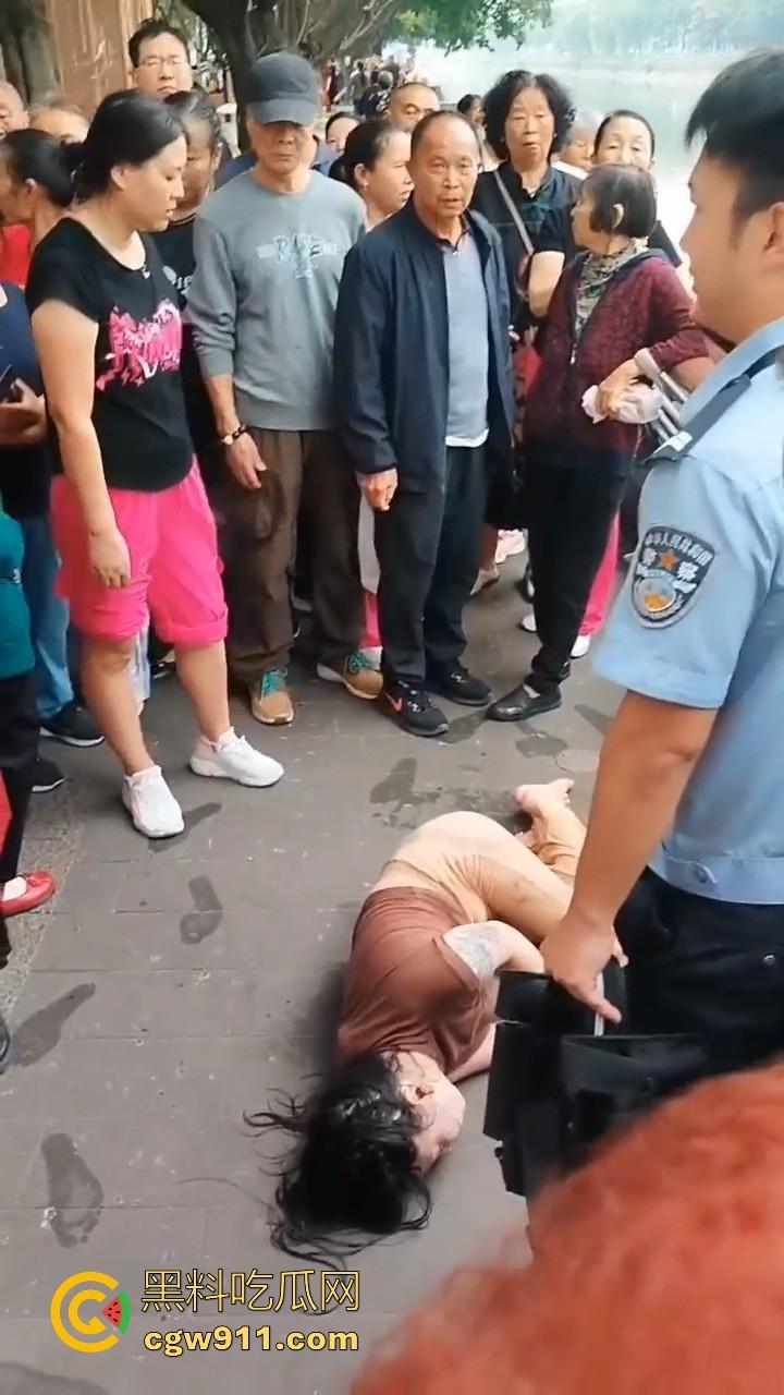 四川成都性感微胖姑娘年纪轻轻跳河，却被好心人救上来，感觉像为情所伤，大妈都纷纷围观！  第9张