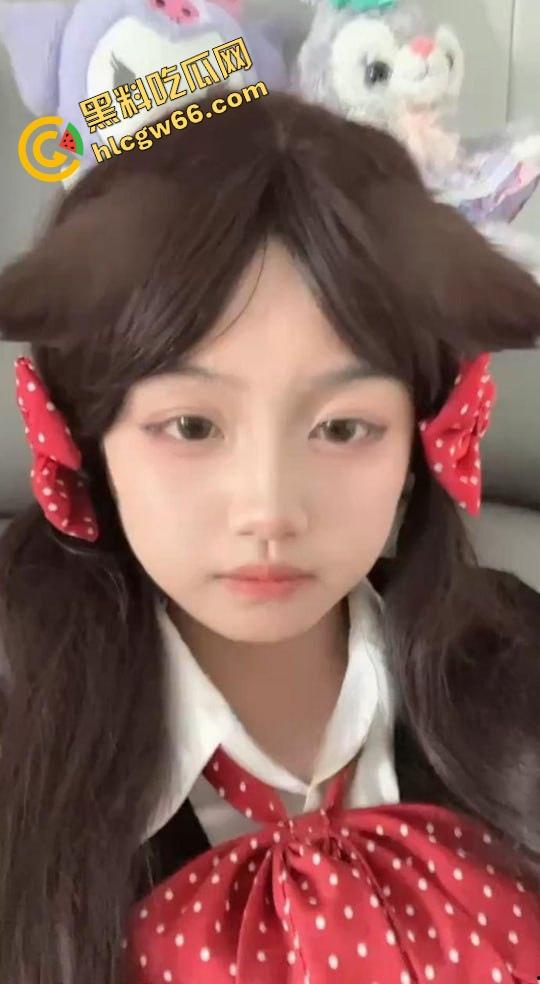 湖南株洲18岁反差骚学妹【刘怡婷】曝光，刚成年就当男网友的远程母狗，放学回家掰穴自慰叫到腿软！  第1张