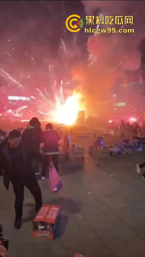 烟花爆炸翻车，观众变成靶子，本来看烟花秀，结果被烟花秀了一脸，慢一步直接喷成烟火人！  第6张