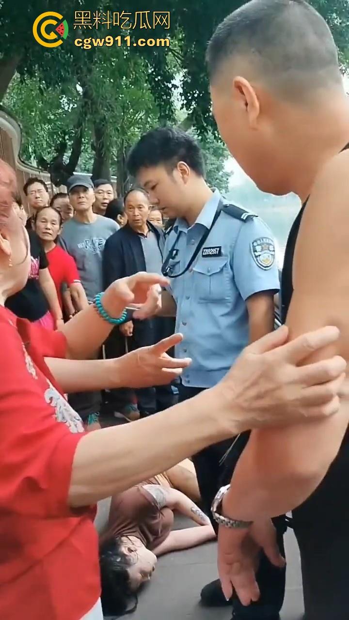 四川成都性感微胖姑娘年纪轻轻跳河，却被好心人救上来，感觉像为情所伤，大妈都纷纷围观！  第10张