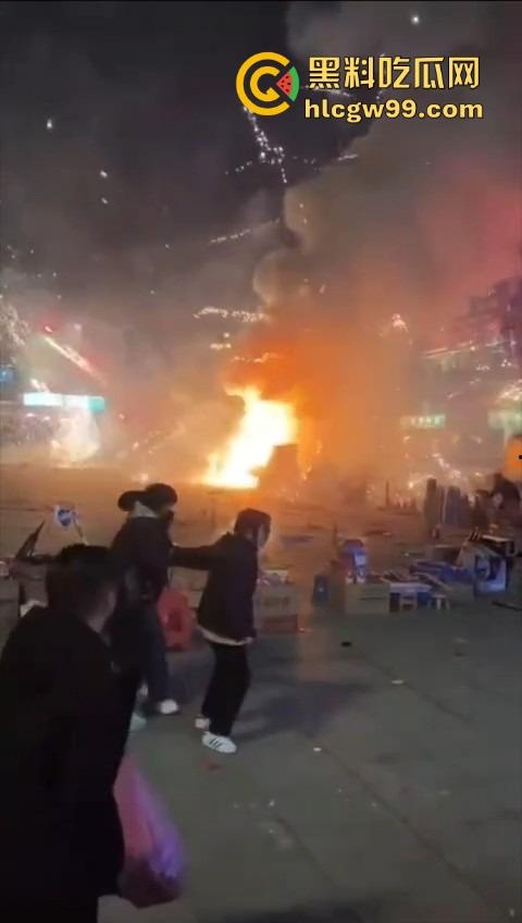 烟花爆炸翻车，观众变成靶子，本来看烟花秀，结果被烟花秀了一脸，慢一步直接喷成烟火人！  第7张