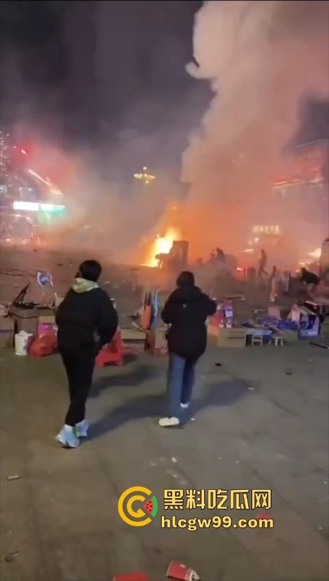 烟花爆炸翻车，观众变成靶子，本来看烟花秀，结果被烟花秀了一脸，慢一步直接喷成烟火人！  第8张