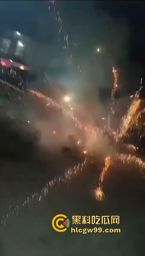 烟花爆炸翻车，观众变成靶子，本来看烟花秀，结果被烟花秀了一脸，慢一步直接喷成烟火人！  第9张