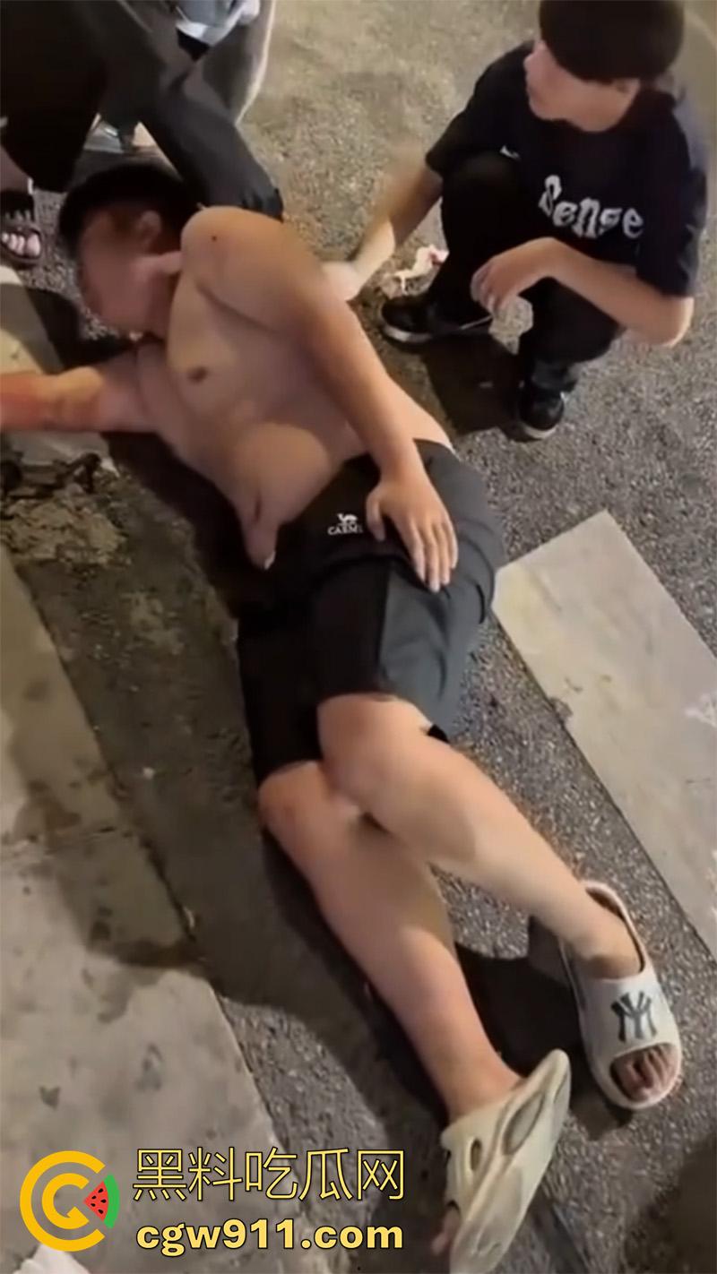 江西赣州第七中学，精神小伙小妹发生口角，叫人斗殴持砍刀砍人，警方和120急救人员陆续赶到，现场多人受伤。  第7张