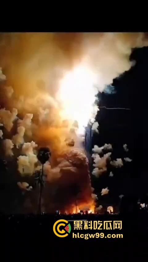 烟花爆炸翻车，观众变成靶子，本来看烟花秀，结果被烟花秀了一脸，慢一步直接喷成烟火人！  第10张