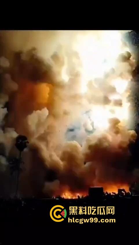 烟花爆炸翻车，观众变成靶子，本来看烟花秀，结果被烟花秀了一脸，慢一步直接喷成烟火人！  第11张