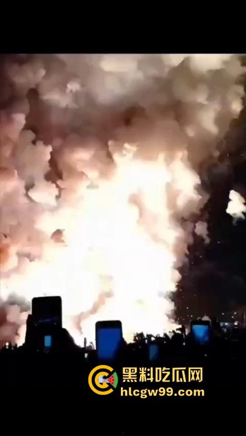 烟花爆炸翻车，观众变成靶子，本来看烟花秀，结果被烟花秀了一脸，慢一步直接喷成烟火人！  第12张