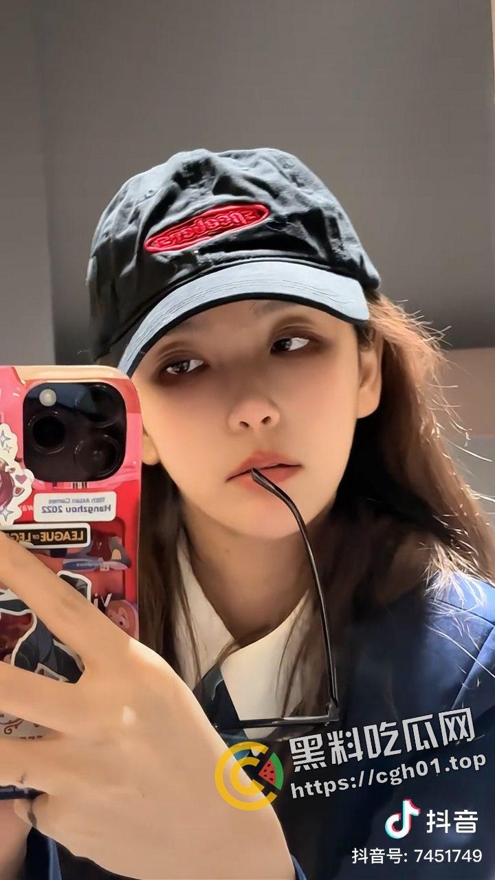 开盒LPL知名主持人【RITA】！开奔驰 喝战马 电竞椅上日rita 电竞少年的女神个人信息大曝光  第3张