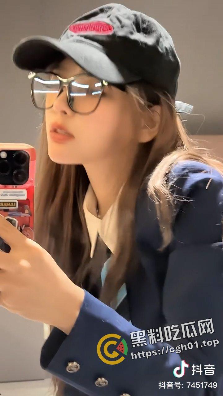 开盒LPL知名主持人【RITA】！开奔驰 喝战马 电竞椅上日rita 电竞少年的女神个人信息大曝光  第4张