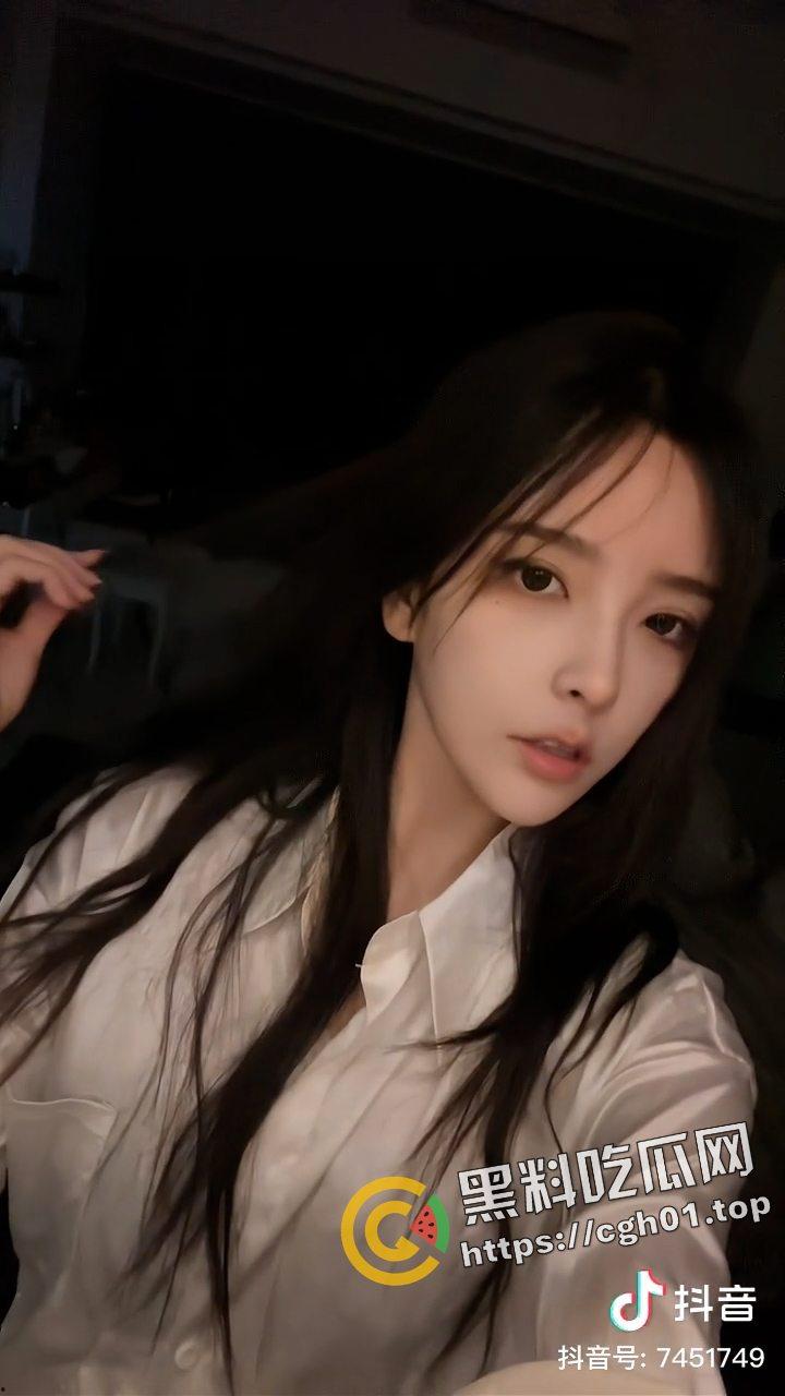 开盒LPL知名主持人【RITA】！开奔驰 喝战马 电竞椅上日rita 电竞少年的女神个人信息大曝光  第5张