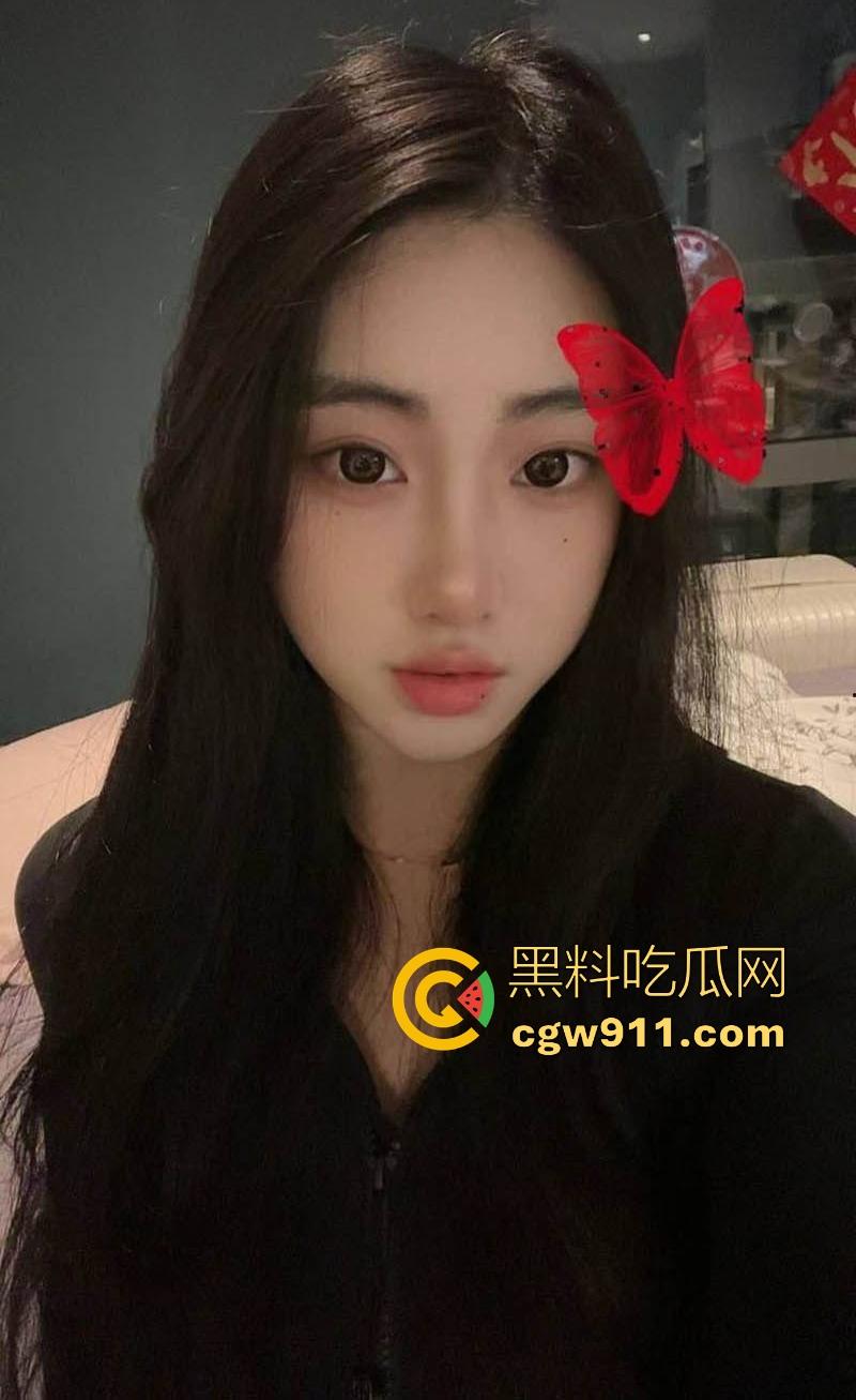 高颜值极品情侣性爱视频泄密，骚母狗钟情口爆吞精，翘臀高撅求操，粉嫩小穴被老公粗棒猛捅！  第1张