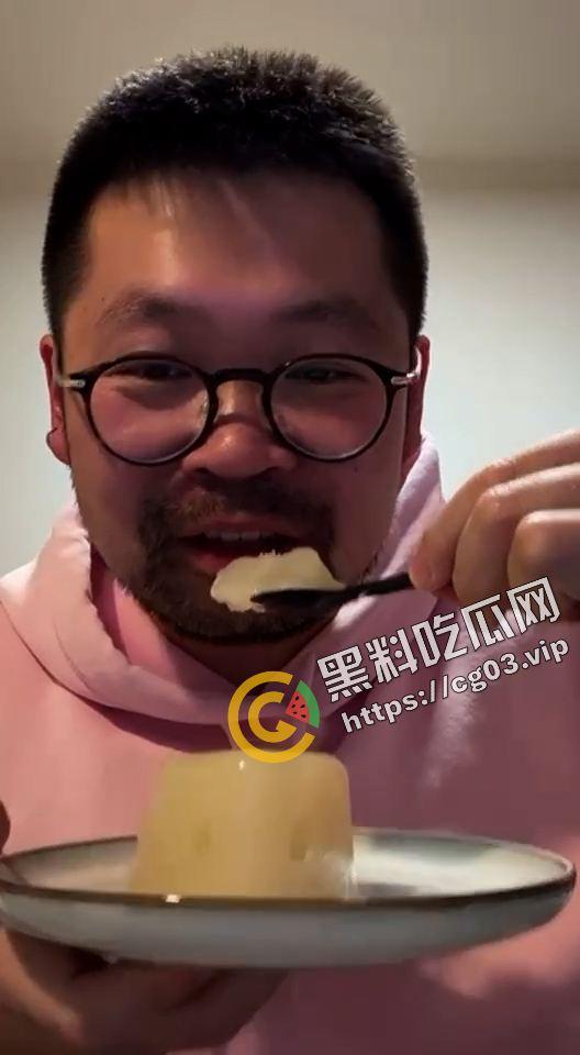 毁三观！精液爱好者收集来自十几个朋友150毫升的精液做成自己的生日蛋糕  第9张