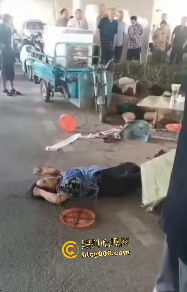 河南中牟摊位争夺战遭捅杀！三人被捅身亡，摊位血流成河，菜品上直接变血红色！  第2张