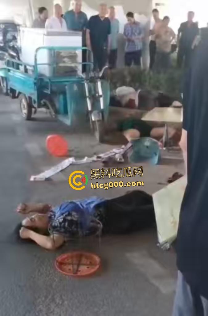 河南中牟摊位争夺战遭捅杀！三人被捅身亡，摊位血流成河，菜品上直接变血红色！  第3张