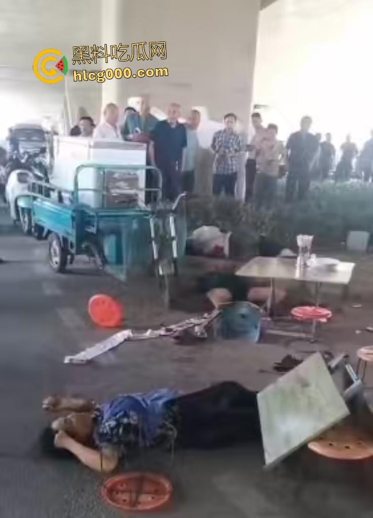 河南中牟摊位争夺战遭捅杀！三人被捅身亡，摊位血流成河，菜品上直接变血红色！  第4张