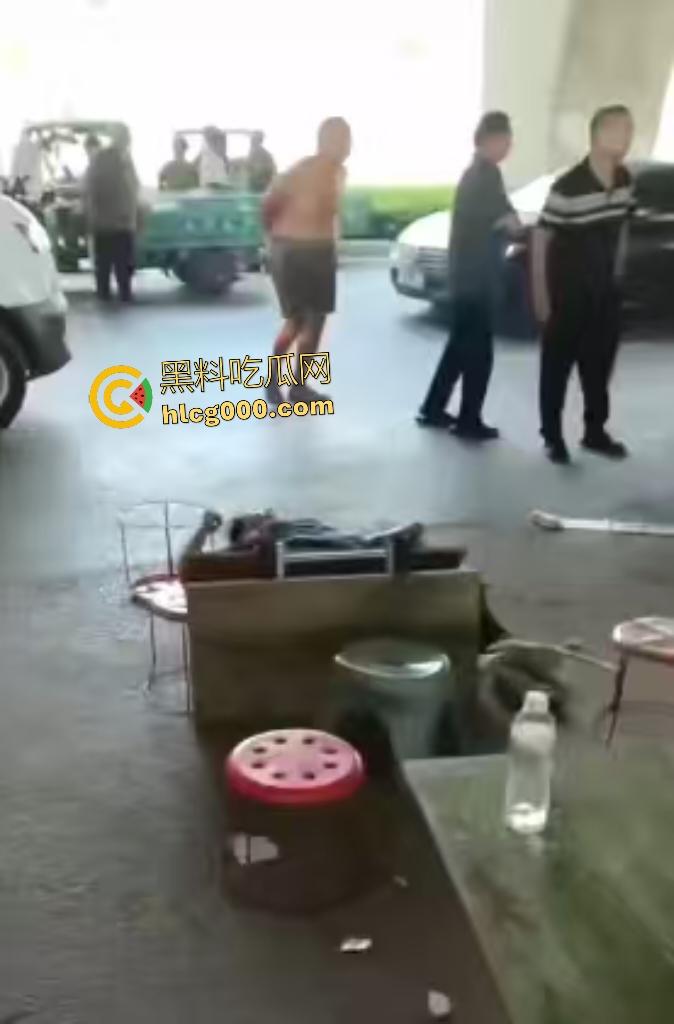 河南中牟摊位争夺战遭捅杀！三人被捅身亡，摊位血流成河，菜品上直接变血红色！  第5张