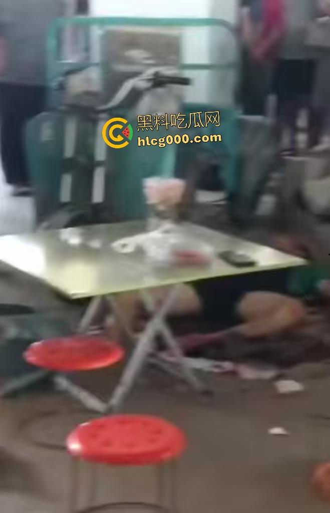 河南中牟摊位争夺战遭捅杀！三人被捅身亡，摊位血流成河，菜品上直接变血红色！  第7张
