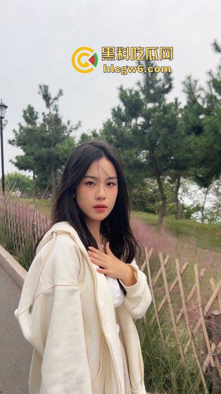 成都高冷白领【胡依然】外表清冷像仙女，床上浪得像小母狗，小哥5天玩到叫床不止！  第1张