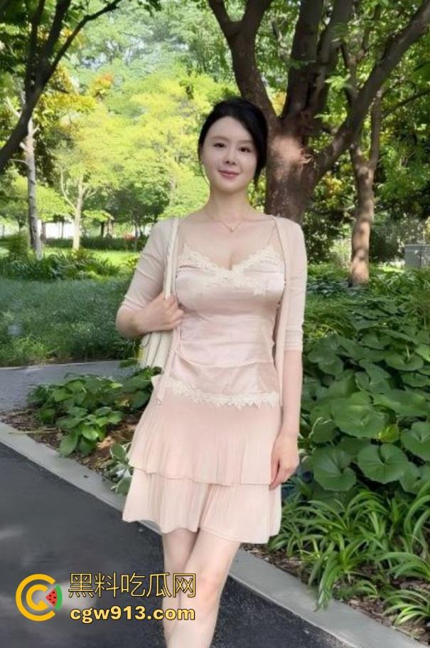 狠操饥渴难耐风骚婶婶，今天终于等到机会，猛插后入无套内射，骚穴白浆决堤涌出！  第3张