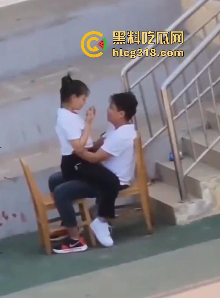 校园小情侣操场发情，精虫上脑饥渴难耐，白日宣淫骑乘，顶级巨乳撩衣揉奶激情缠绵！  第1张