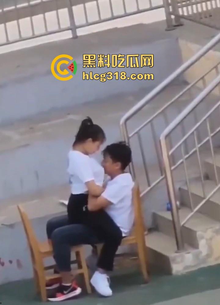 校园小情侣操场发情，精虫上脑饥渴难耐，白日宣淫骑乘，顶级巨乳撩衣揉奶激情缠绵！  第2张