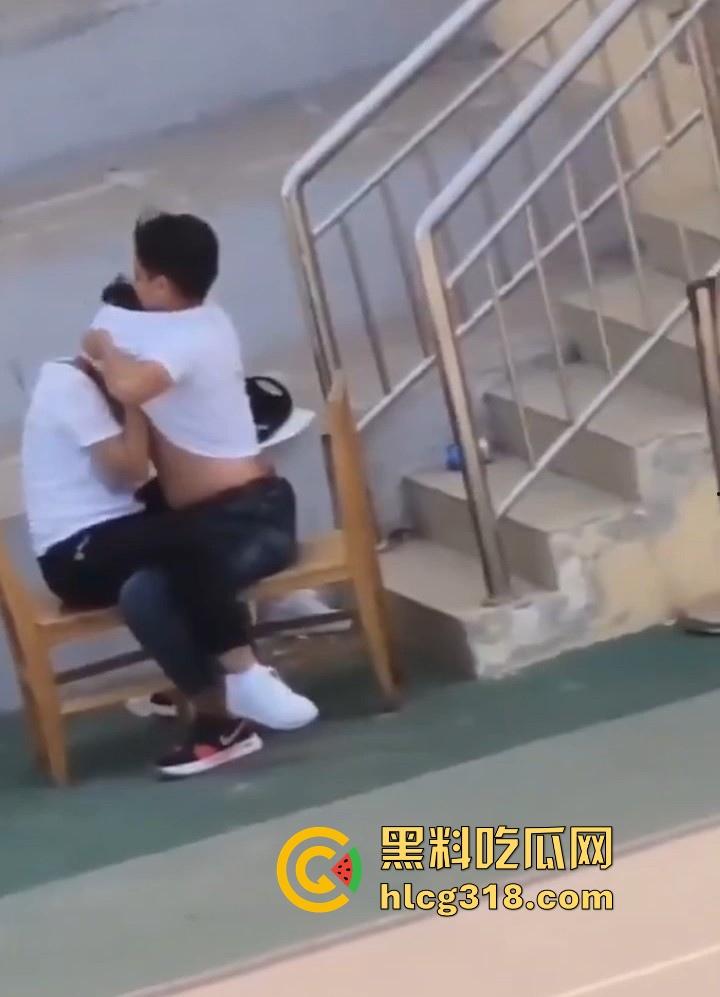 校园小情侣操场发情，精虫上脑饥渴难耐，白日宣淫骑乘，顶级巨乳撩衣揉奶激情缠绵！  第3张