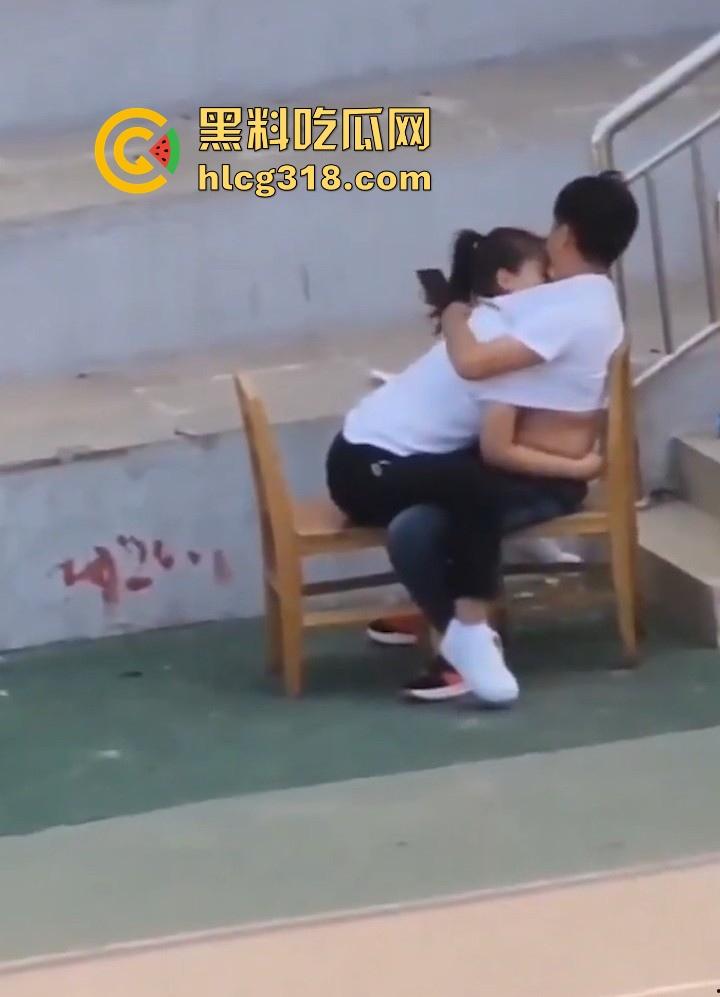 校园小情侣操场发情，精虫上脑饥渴难耐，白日宣淫骑乘，顶级巨乳撩衣揉奶激情缠绵！  第5张
