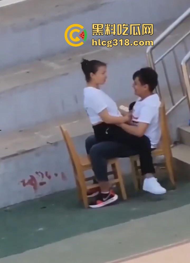 校园小情侣操场发情，精虫上脑饥渴难耐，白日宣淫骑乘，顶级巨乳撩衣揉奶激情缠绵！  第6张