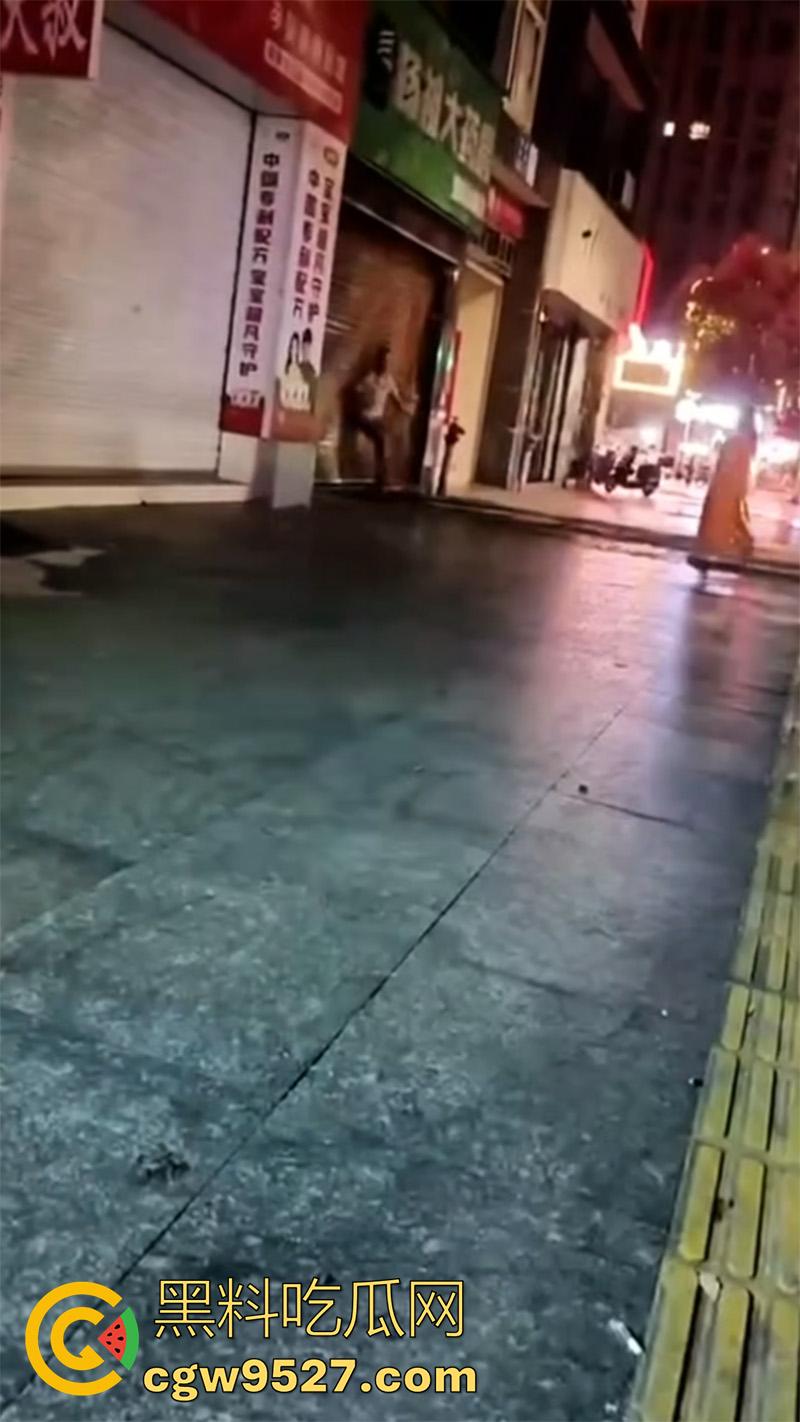 胆子很小但色心不小啊，女子开房偷情被老公发现，情夫躲在店里不敢出来，老公几次破门都失败了！  第1张